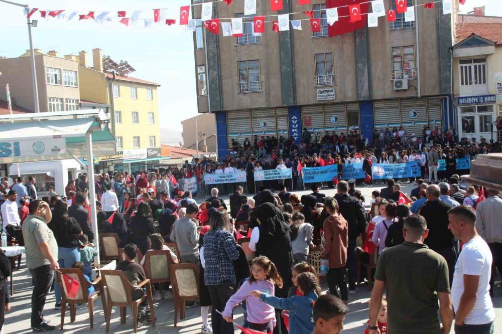 Konya Yunak’ta dev Türk Bayrağı açıldı