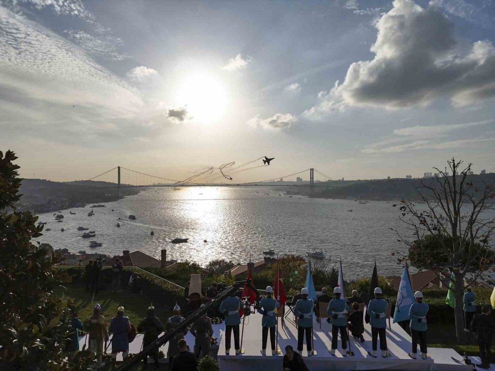 Türk Yıldızları ve Türk donanmasından 100. yılda nefes kesen gövde gösterisi! Cumhurbaşkanı Erdoğan’ı böyle selamladı