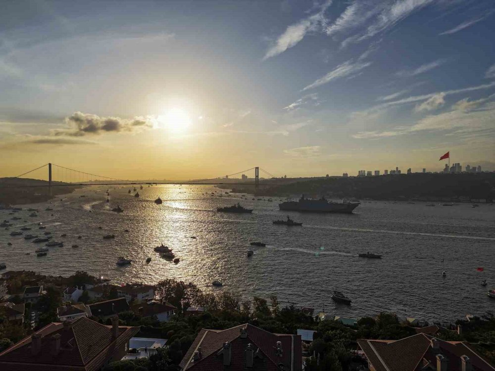 Türk Yıldızları ve Türk donanmasından 100. yılda nefes kesen gövde gösterisi! Cumhurbaşkanı Erdoğan’ı böyle selamladı