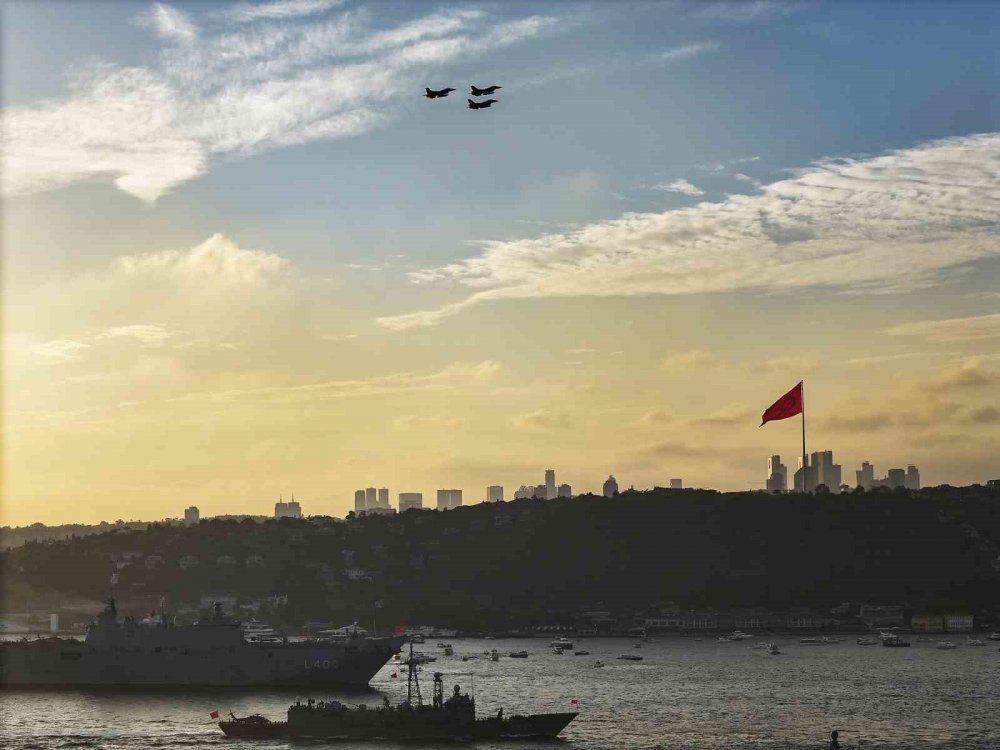 Türk Yıldızları ve Türk donanmasından 100. yılda nefes kesen gövde gösterisi! Cumhurbaşkanı Erdoğan’ı böyle selamladı