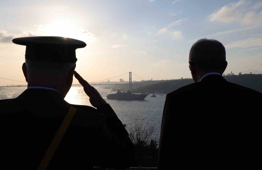 Türk Yıldızları ve Türk donanmasından 100. yılda nefes kesen gövde gösterisi! Cumhurbaşkanı Erdoğan’ı böyle selamladı