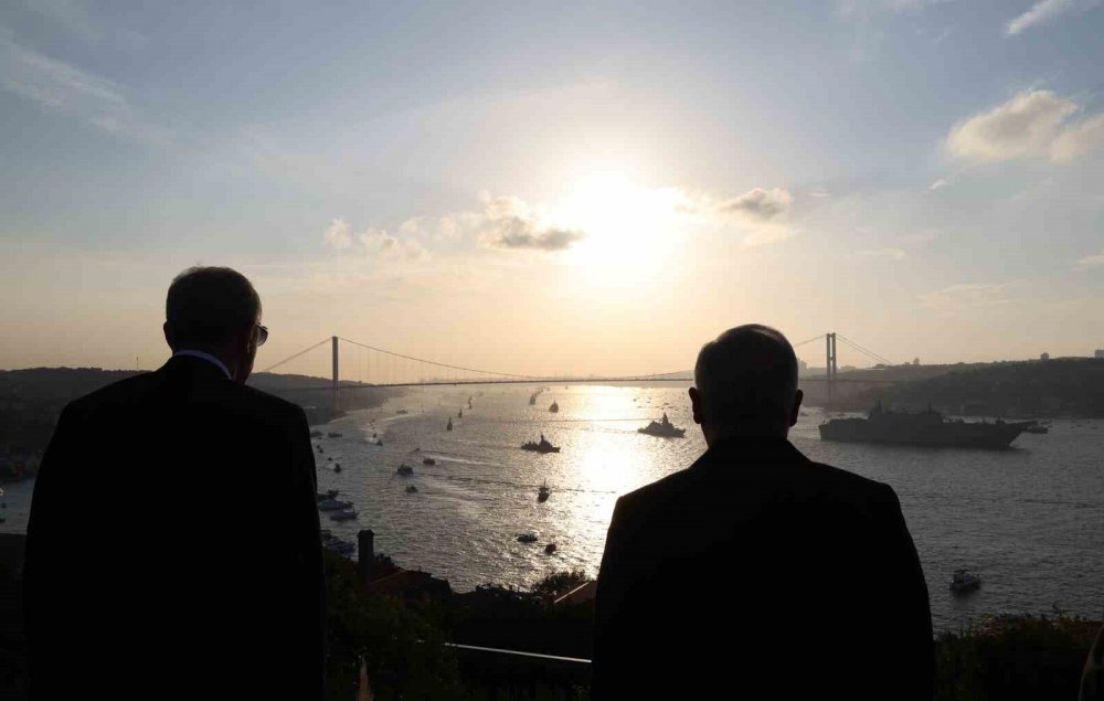 Türk Yıldızları ve Türk donanmasından 100. yılda nefes kesen gövde gösterisi! Cumhurbaşkanı Erdoğan’ı böyle selamladı