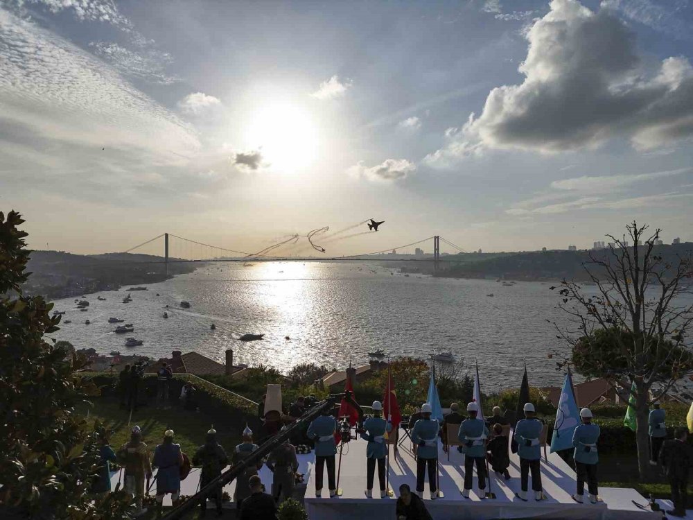 Türk Yıldızları ve Türk donanmasından 100. yılda nefes kesen gövde gösterisi! Cumhurbaşkanı Erdoğan’ı böyle selamladı