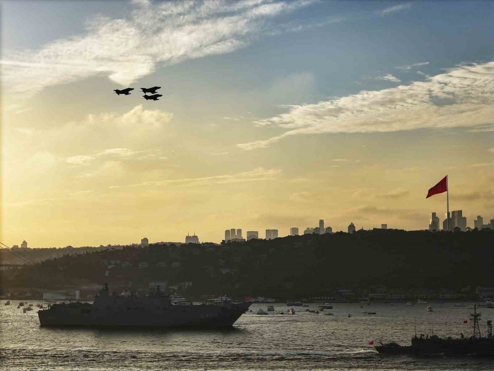 Türk Yıldızları ve Türk donanmasından 100. yılda nefes kesen gövde gösterisi! Cumhurbaşkanı Erdoğan’ı böyle selamladı