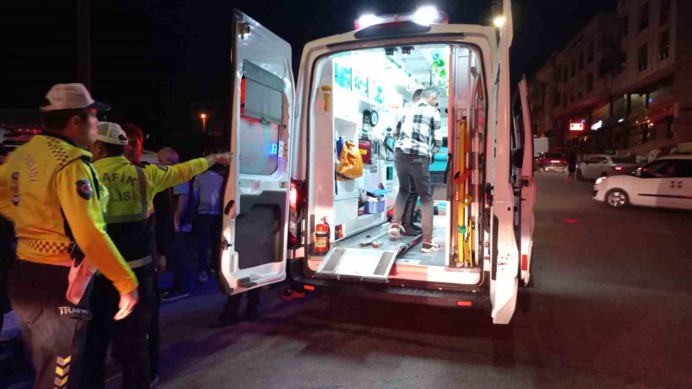 Ağaca ve reklam panosuna çarpan minibüs devrildi! 1’i ağır 3 yaralı