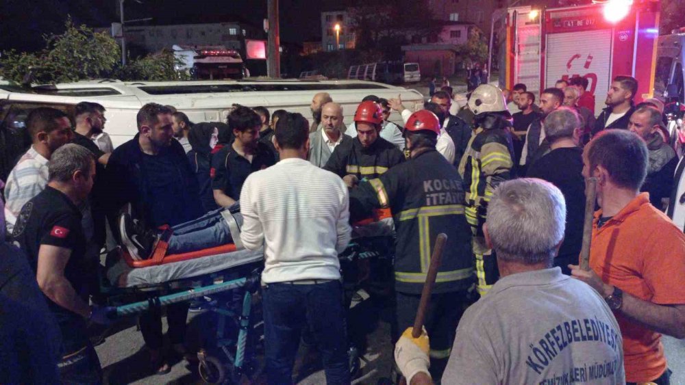 Ağaca ve reklam panosuna çarpan minibüs devrildi! 1’i ağır 3 yaralı