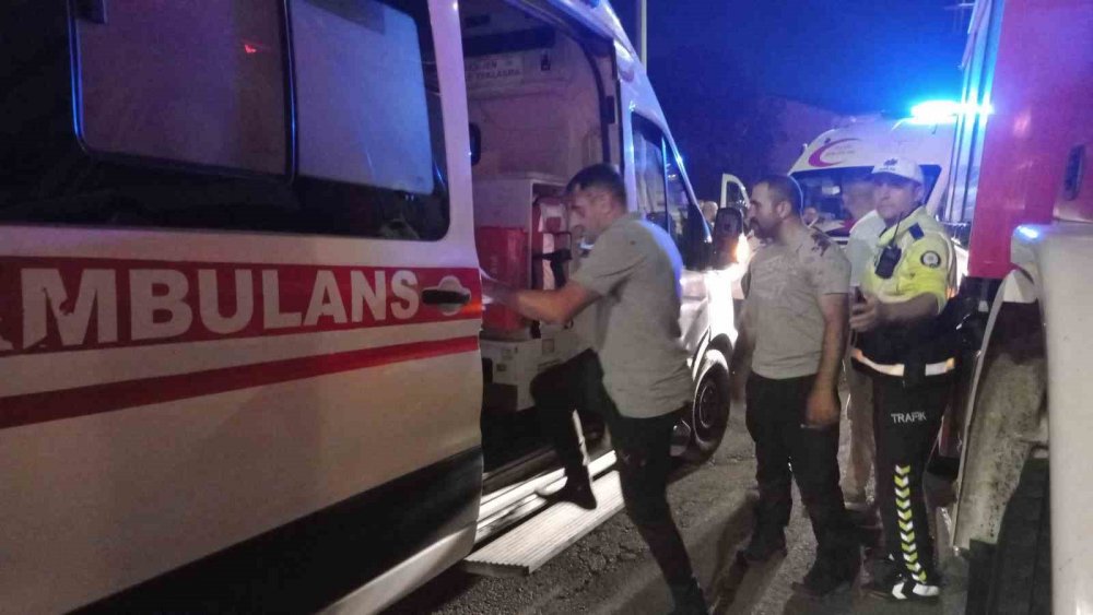 Ağaca ve reklam panosuna çarpan minibüs devrildi! 1’i ağır 3 yaralı