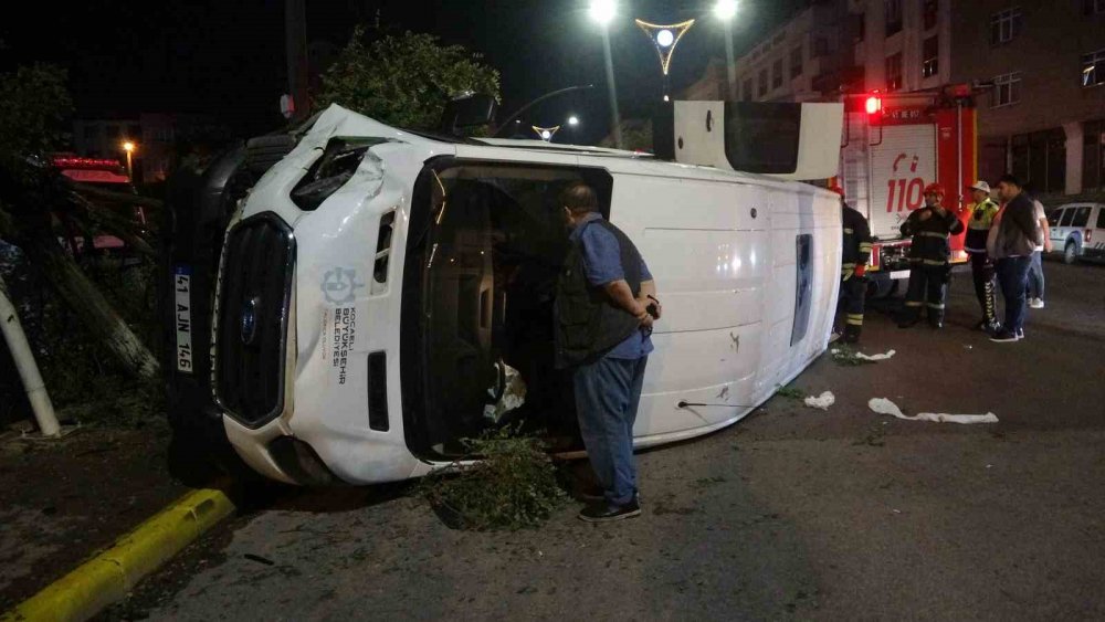 Ağaca ve reklam panosuna çarpan minibüs devrildi! 1’i ağır 3 yaralı
