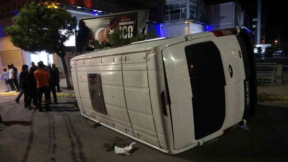 Ağaca ve reklam panosuna çarpan minibüs devrildi! 1’i ağır 3 yaralı