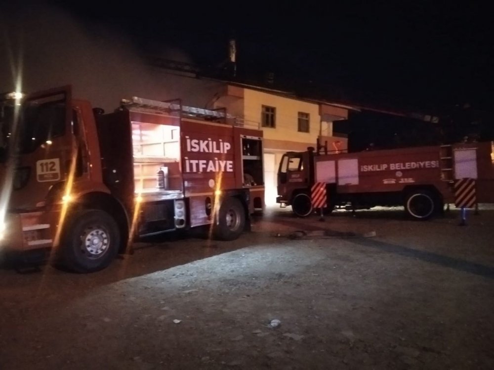 Düğün salonu deposunda korkutan yangın