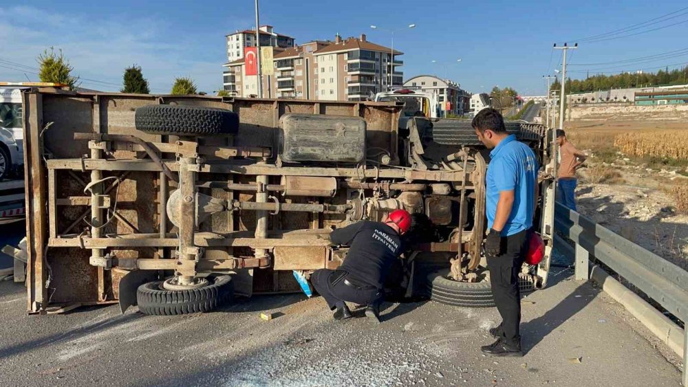 Karaman Zeytindalı Caddesi'nde kaza: Kamyonet devrildi, 2 yaralı