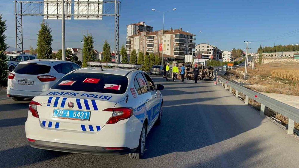 Karaman Zeytindalı Caddesi'nde kaza: Kamyonet devrildi, 2 yaralı