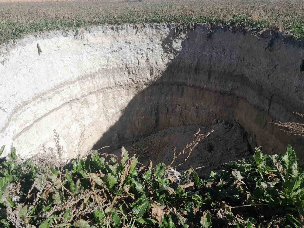 Konya’da pancar tarlasında dev obruk oluştu