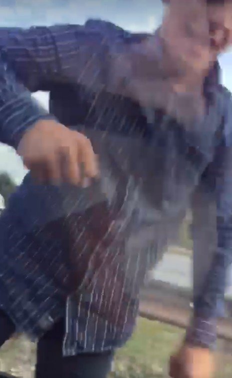 Korna çalan aracı yumrukladı