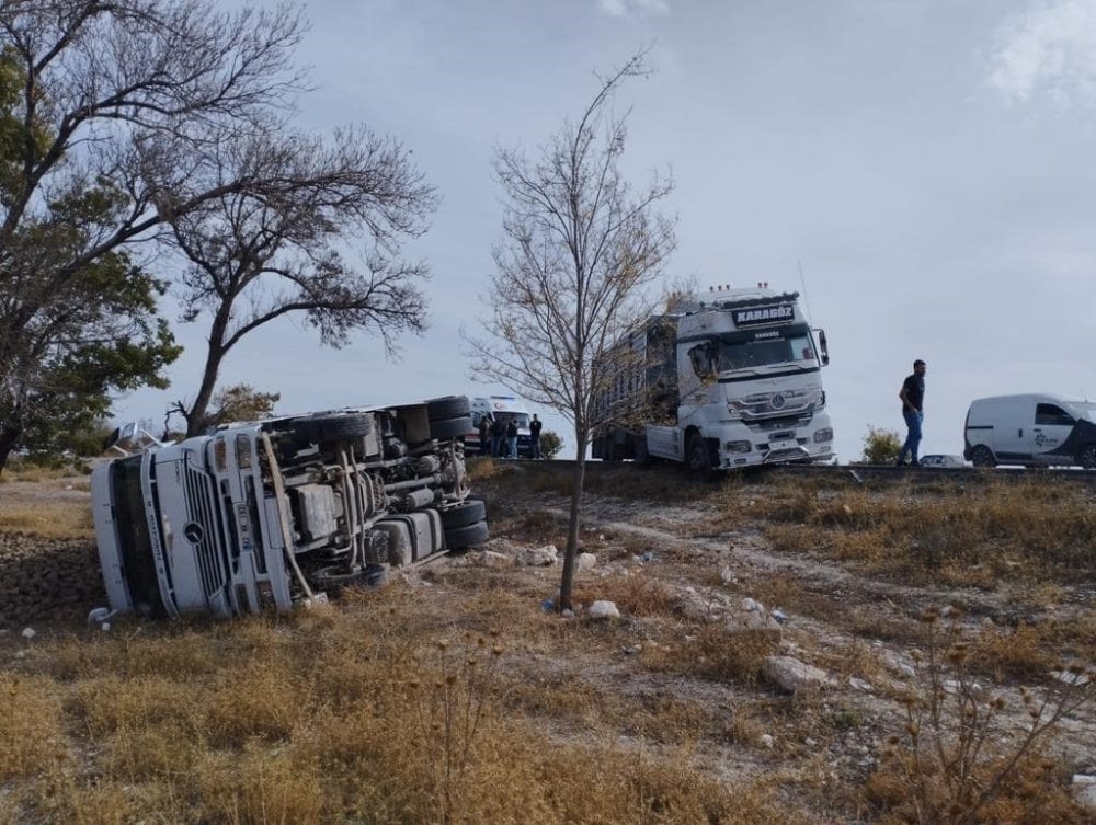 Konya’da tırlar çarpıştı: Devrilen tırın sürücüsü yaralandı