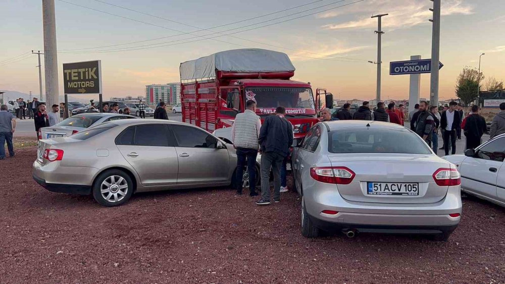 Aksaray polisi 5 araca çarpıp kaçan kamyon sürücüsünün peşinde: 1 çocuk ağır yaralı