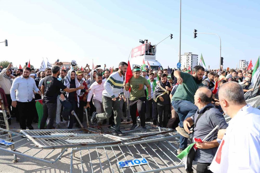 Gazze'ye destek protestosu yarıda kesildi! İHH Başkanı Yıldırım'dan İncirlik'teki provokasyona tepki