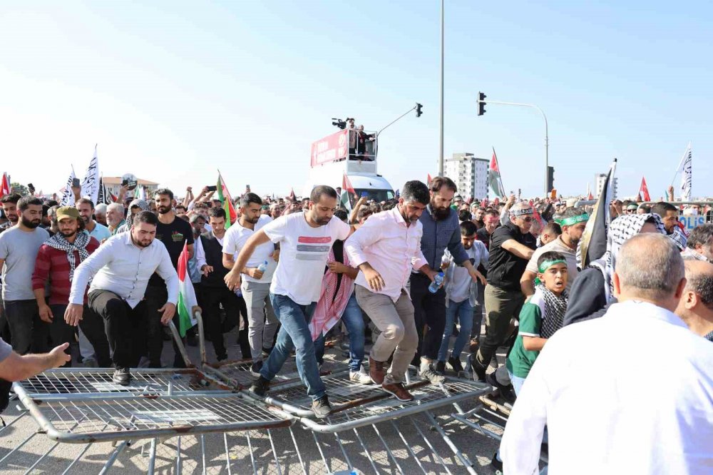 Gazze'ye destek protestosu yarıda kesildi! İHH Başkanı Yıldırım'dan İncirlik'teki provokasyona tepki