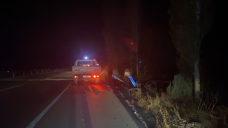 Isparta'da trafik levhalarına çarpan otomobil şarampole yuvarlandı: 1’i ağır 2 yaralı