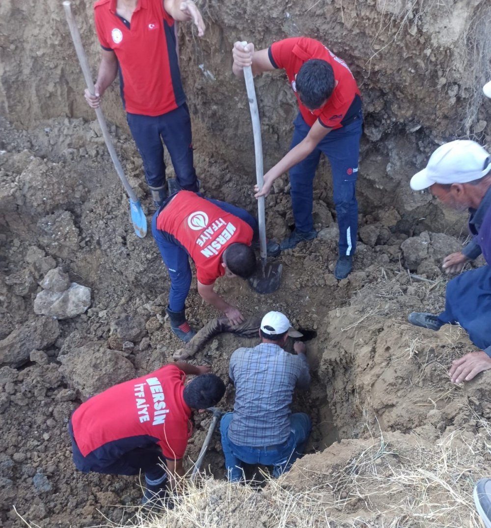 Su kuyusu açarken göçük altında kaldılar