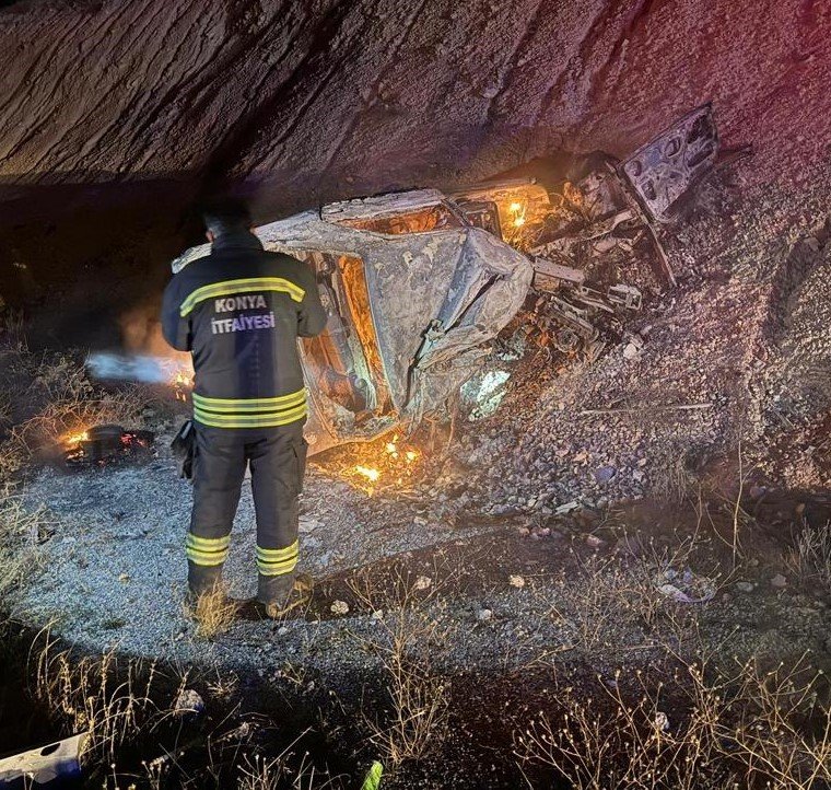 Konya’da tıra çarpan otomobil alev aldı: 23 yaşındaki genç ile yanındaki kadın hayatını kaybetti