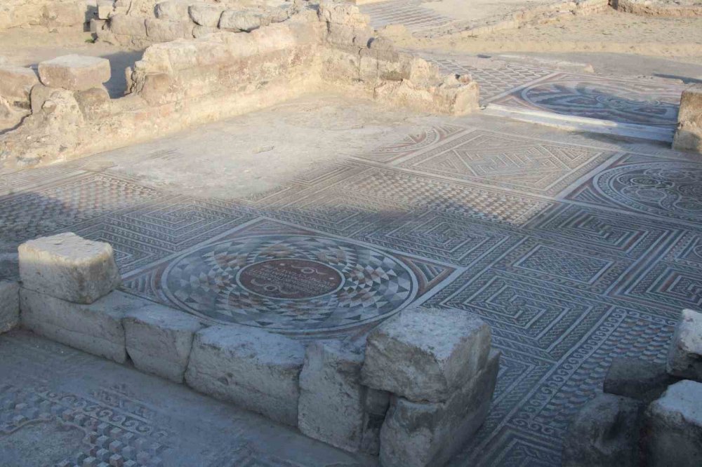 Örenşehir'de İç Anadolu’nun en büyük mozaik yapısına ulaşıldı
