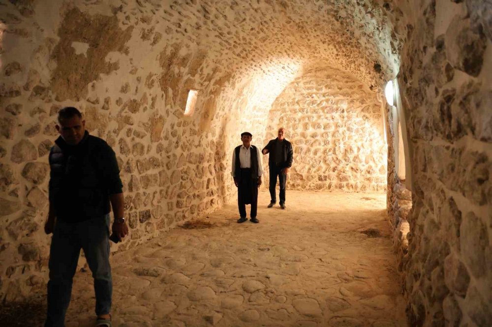 Türkiye'nin tarih kokan ilçesindeki 700 yıllık Karakaya Hanı turizme açılmayı bekliyor