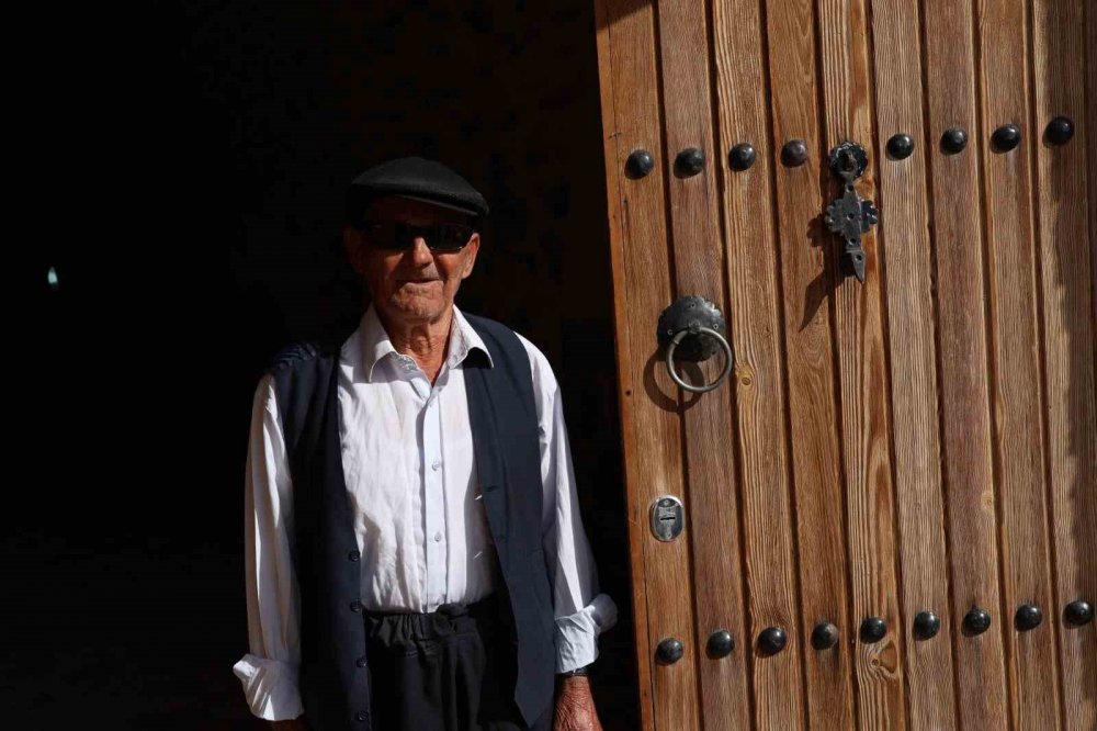 Türkiye'nin tarih kokan ilçesindeki 700 yıllık Karakaya Hanı turizme açılmayı bekliyor