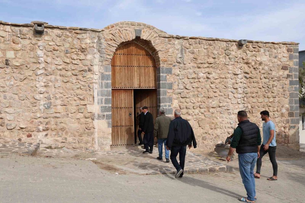 Türkiye'nin tarih kokan ilçesindeki 700 yıllık Karakaya Hanı turizme açılmayı bekliyor