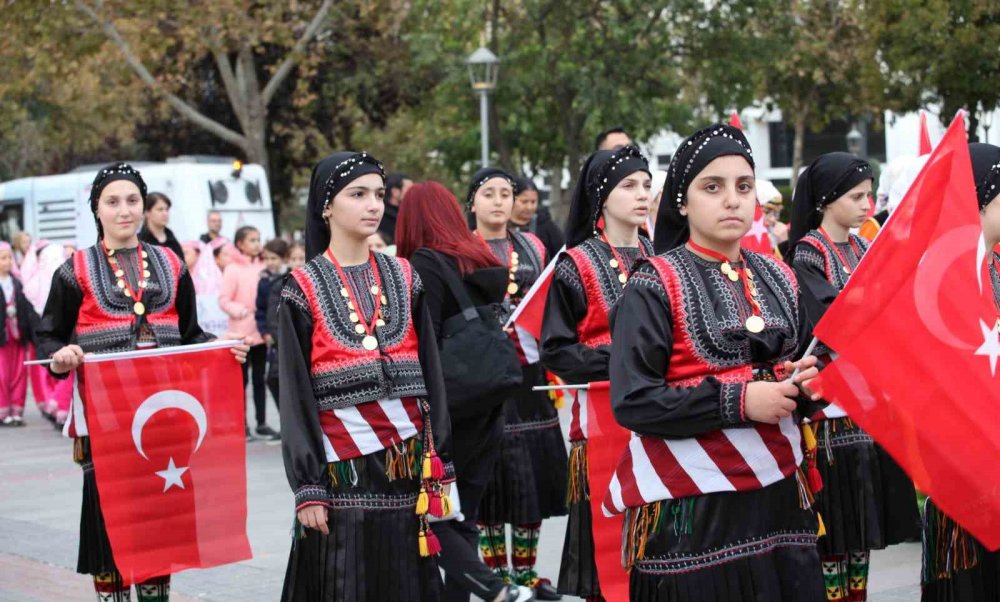 Konya’da Halk Oyunları Minikler Türkiye Şampiyonası korteji