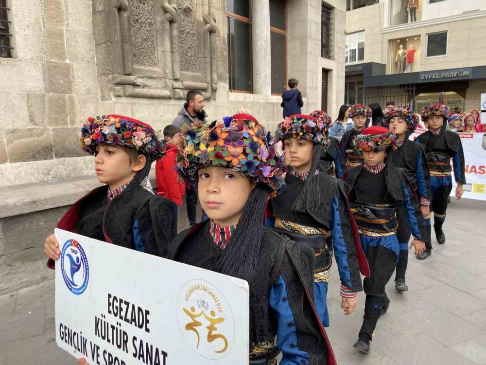 Konya’da Halk Oyunları Minikler Türkiye Şampiyonası korteji