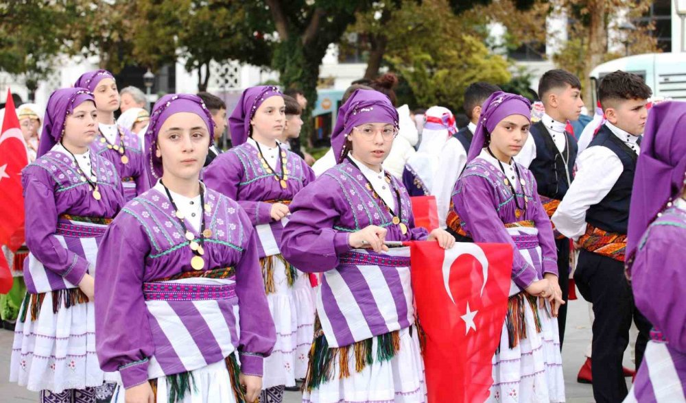 Konya’da Halk Oyunları Minikler Türkiye Şampiyonası korteji