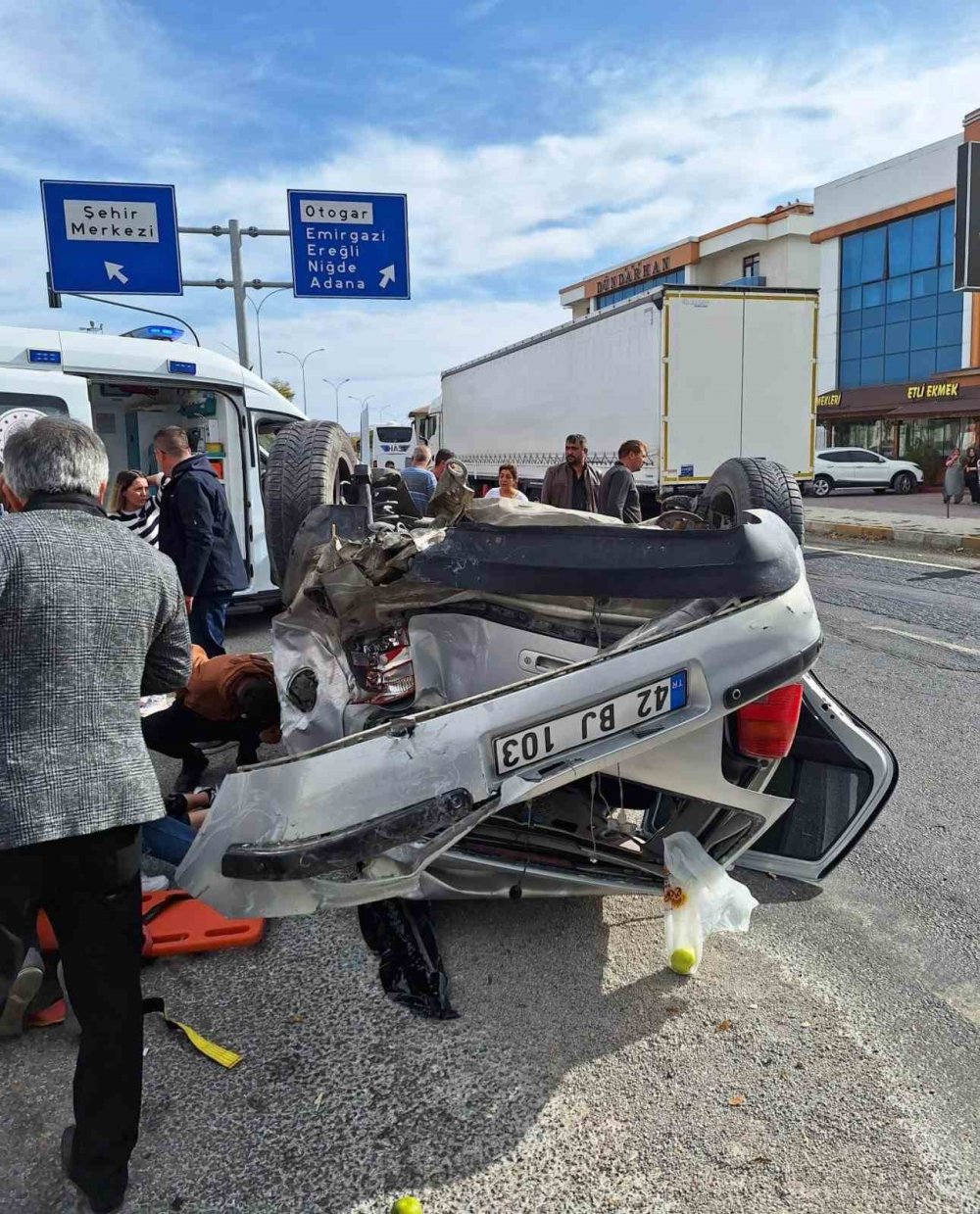Konya’da kamyon ışıkta otomobile çarptı! Yaralılar var