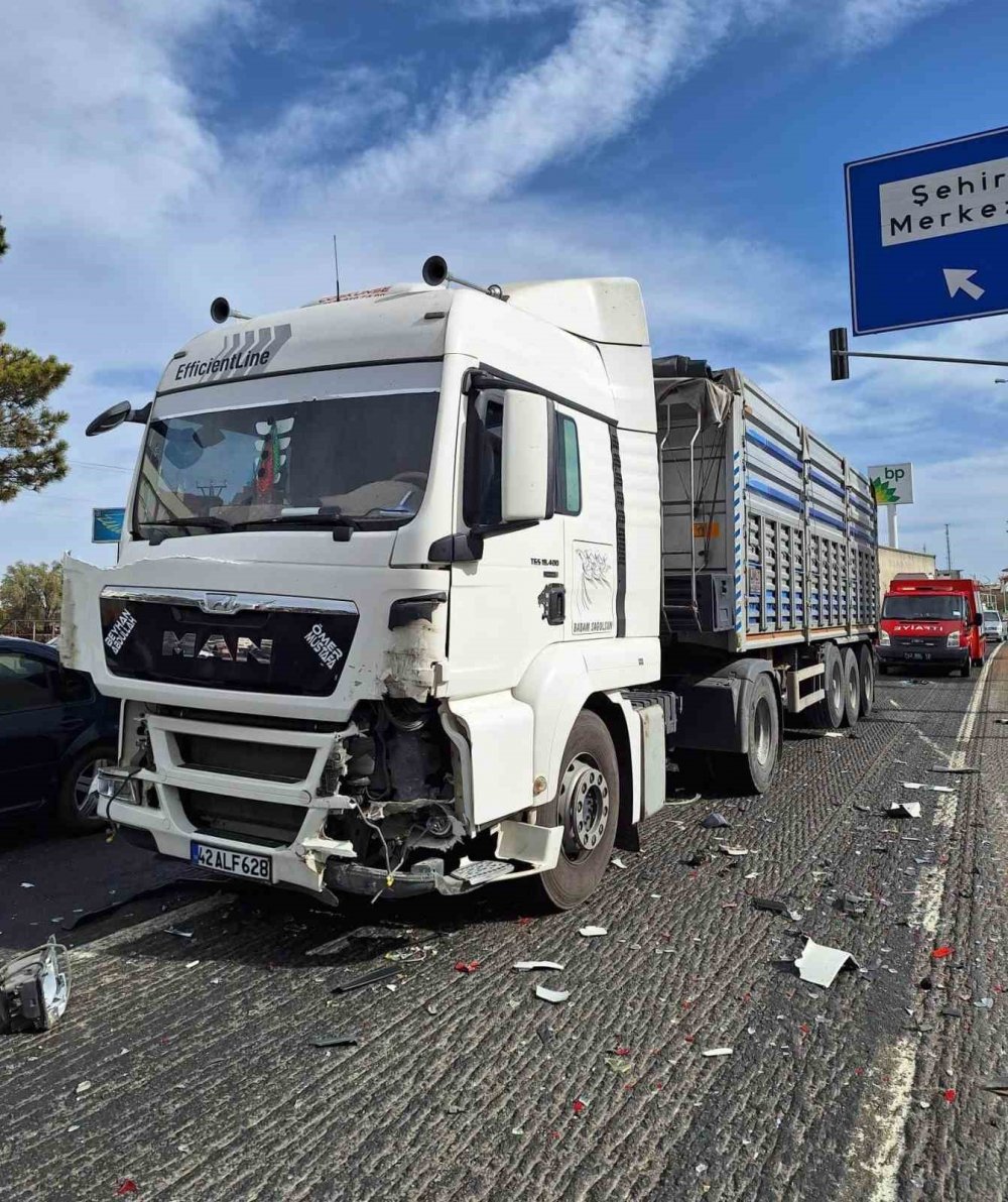 Konya’da kamyon ışıkta otomobile çarptı! Yaralılar var
