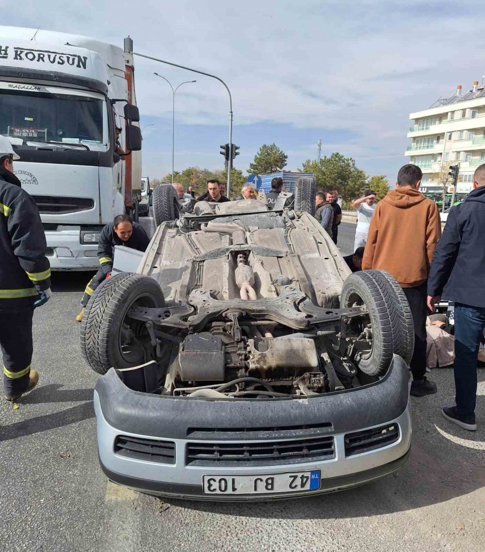 Konya’da kamyon ışıkta otomobile çarptı! Yaralılar var
