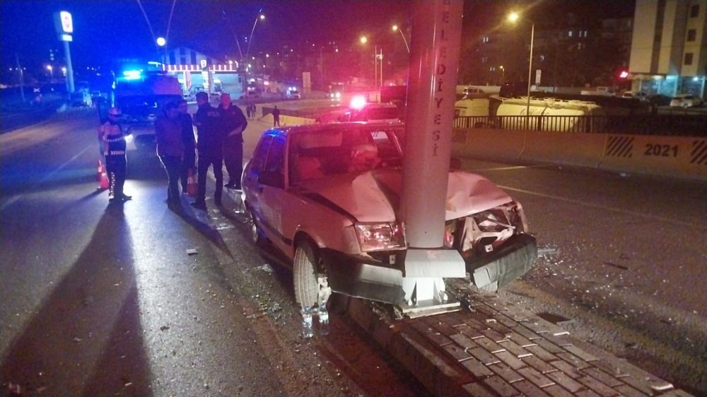 Niğde’de otomobil elektrik direğine çaptı! 3 genç yaralı