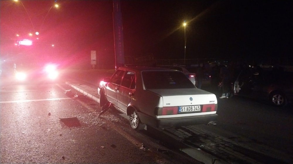 Niğde’de otomobil elektrik direğine çaptı! 3 genç yaralı