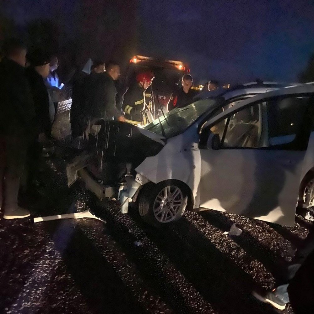 Beyşehir'de traktör römorkuna çarpan araç hurda yığınına döndü: 1'i ağır 2 yaralı