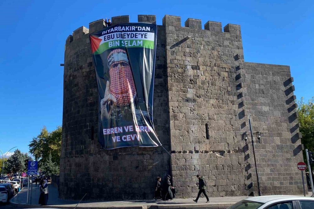 Diyarbakır Surları'na Hamas Sözcüsü Ebu Ubeyde'nin Posterini Astılar