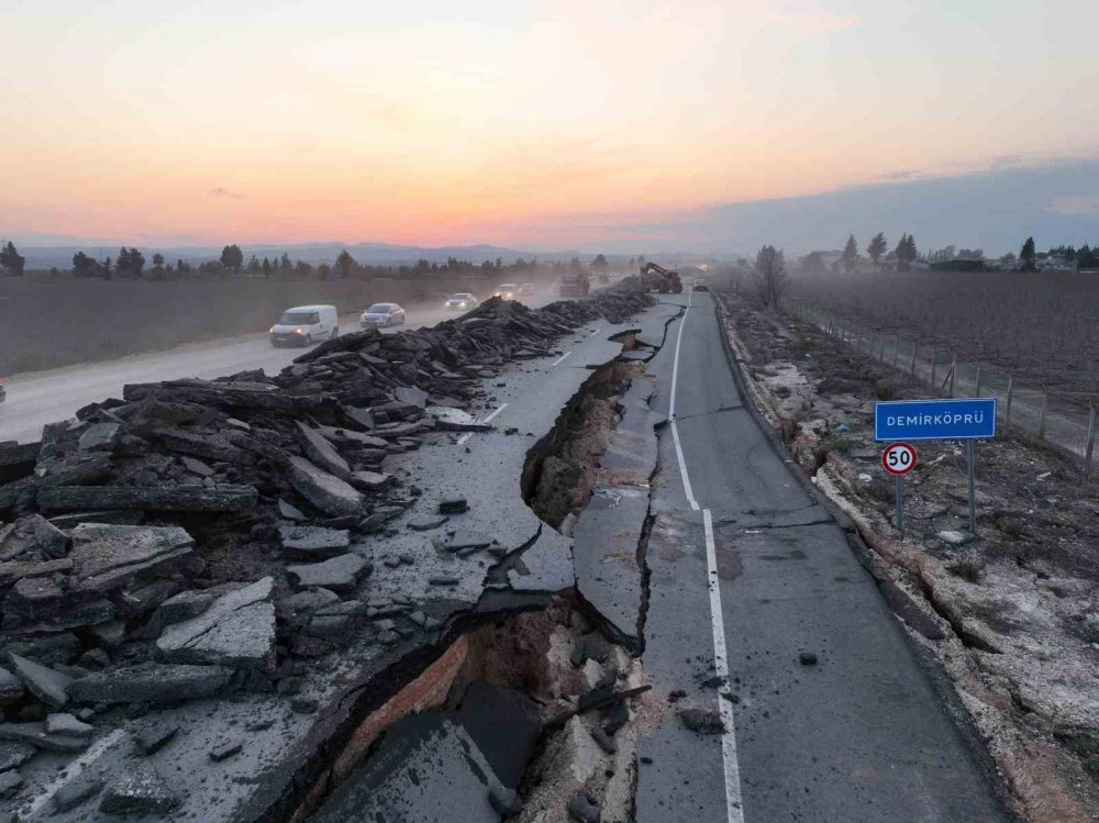 Depremde ortadan ayrılan yol onarılıyor