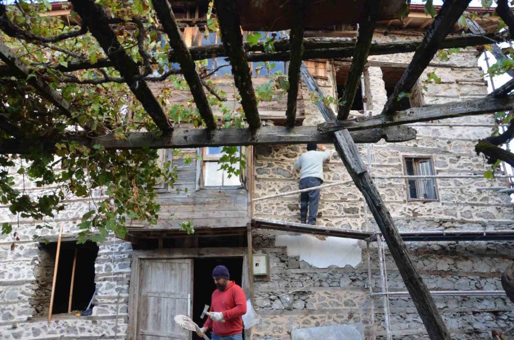 Geleneksel Osmanlı mimarisini yansıtan 'düğmeli evler' ayağa kaldırılıyor