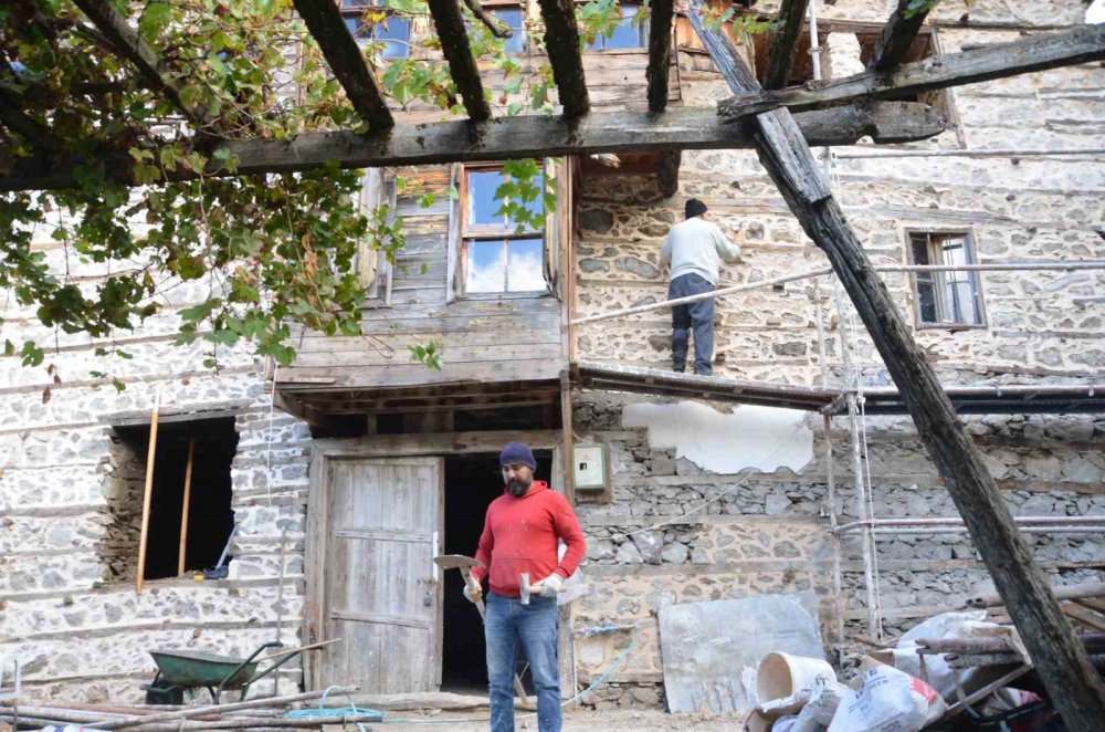 Geleneksel Osmanlı mimarisini yansıtan 'düğmeli evler' ayağa kaldırılıyor