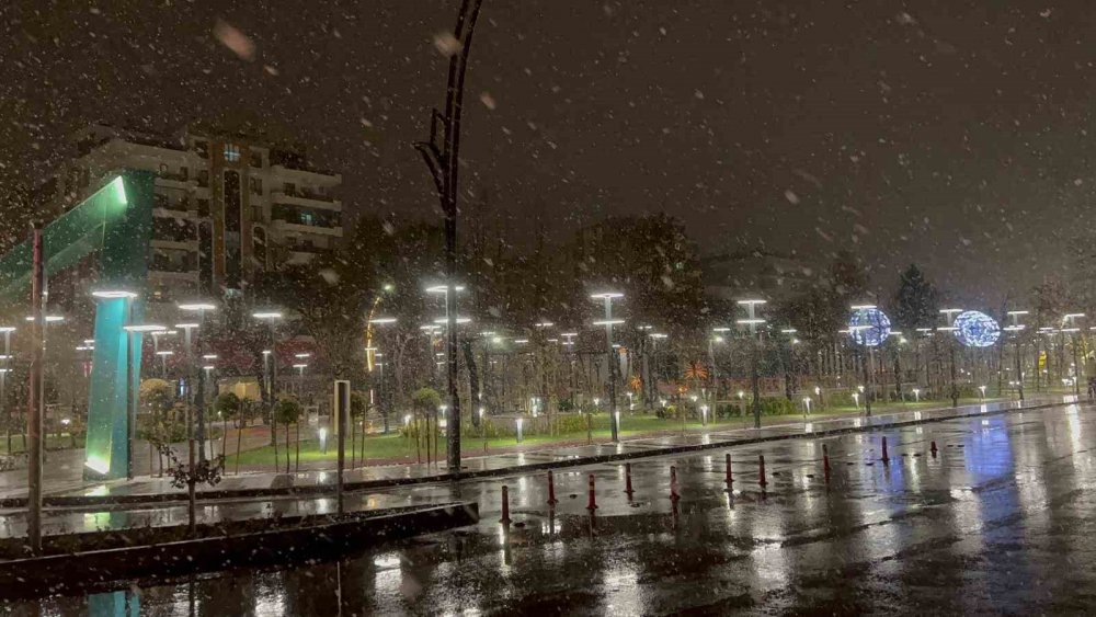 Konya'ya komşu kentte mevsimin ilk karı yağdı