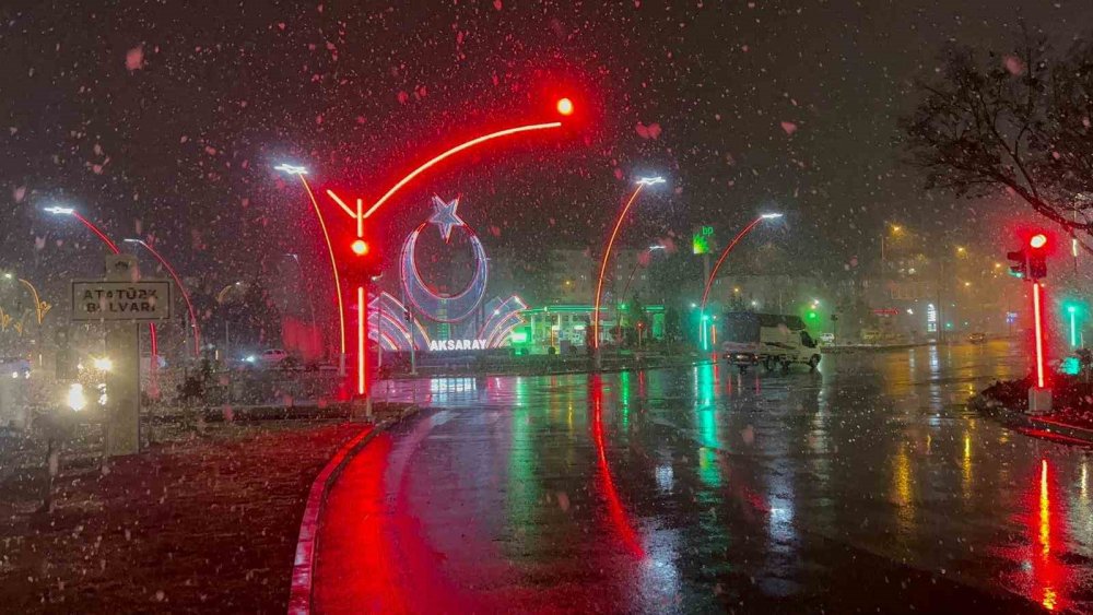 Konya'ya komşu kentte mevsimin ilk karı yağdı