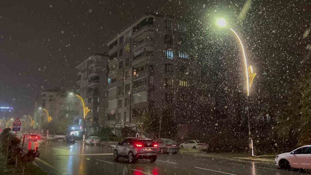 Konya'ya komşu kentte mevsimin ilk karı yağdı