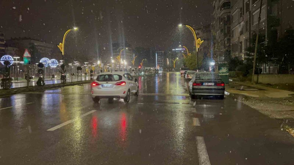 Konya'ya komşu kentte mevsimin ilk karı yağdı