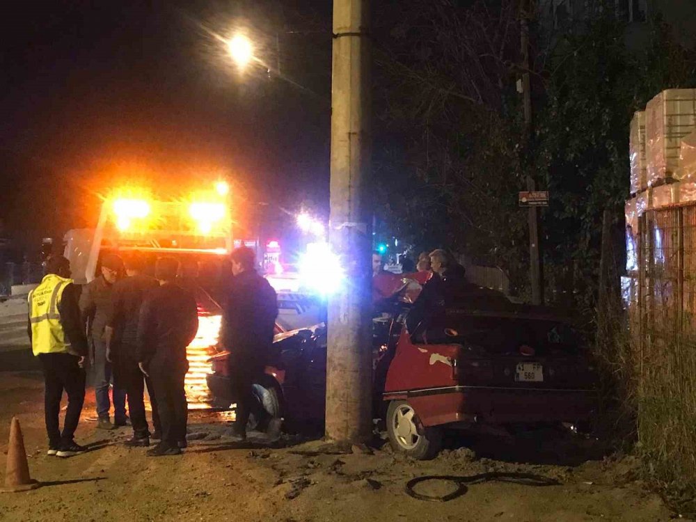 Beton direğe çarpan otomobilin genç sürücüsü Oktay Göçer kurtarılamadı