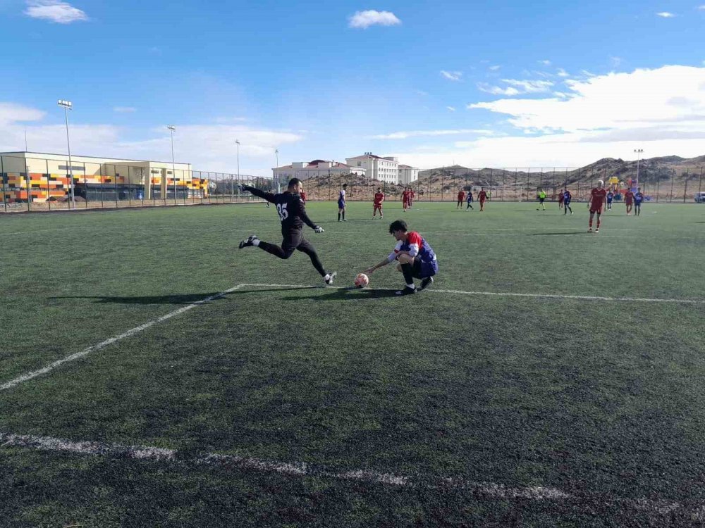 Konya Karapınar’da şiddetli rüzgar! Maçta zor anlar
