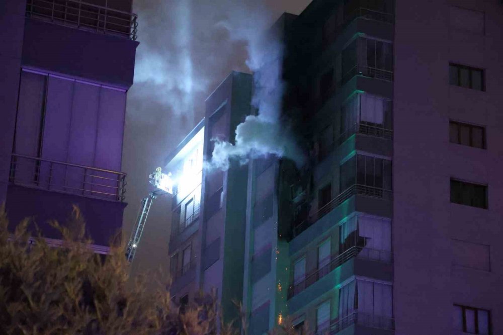 Konya'da 12 katlı binada yangın! Eski bakanın annesi ve 3 kişi hastaneye kaldırıldı