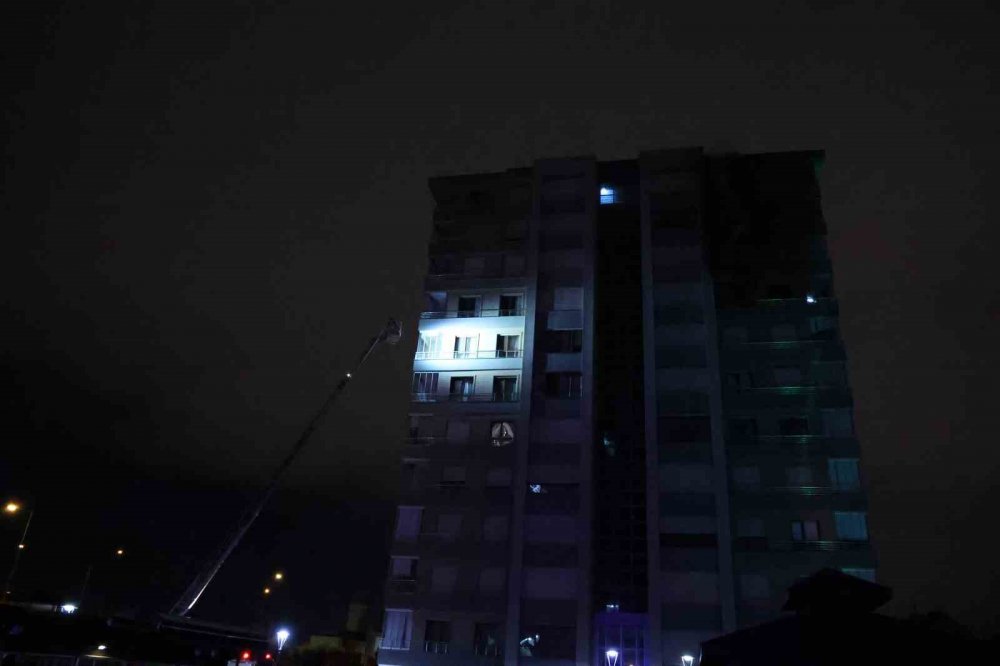 Konya'da 12 katlı binada yangın! Eski bakanın annesi ve 3 kişi hastaneye kaldırıldı